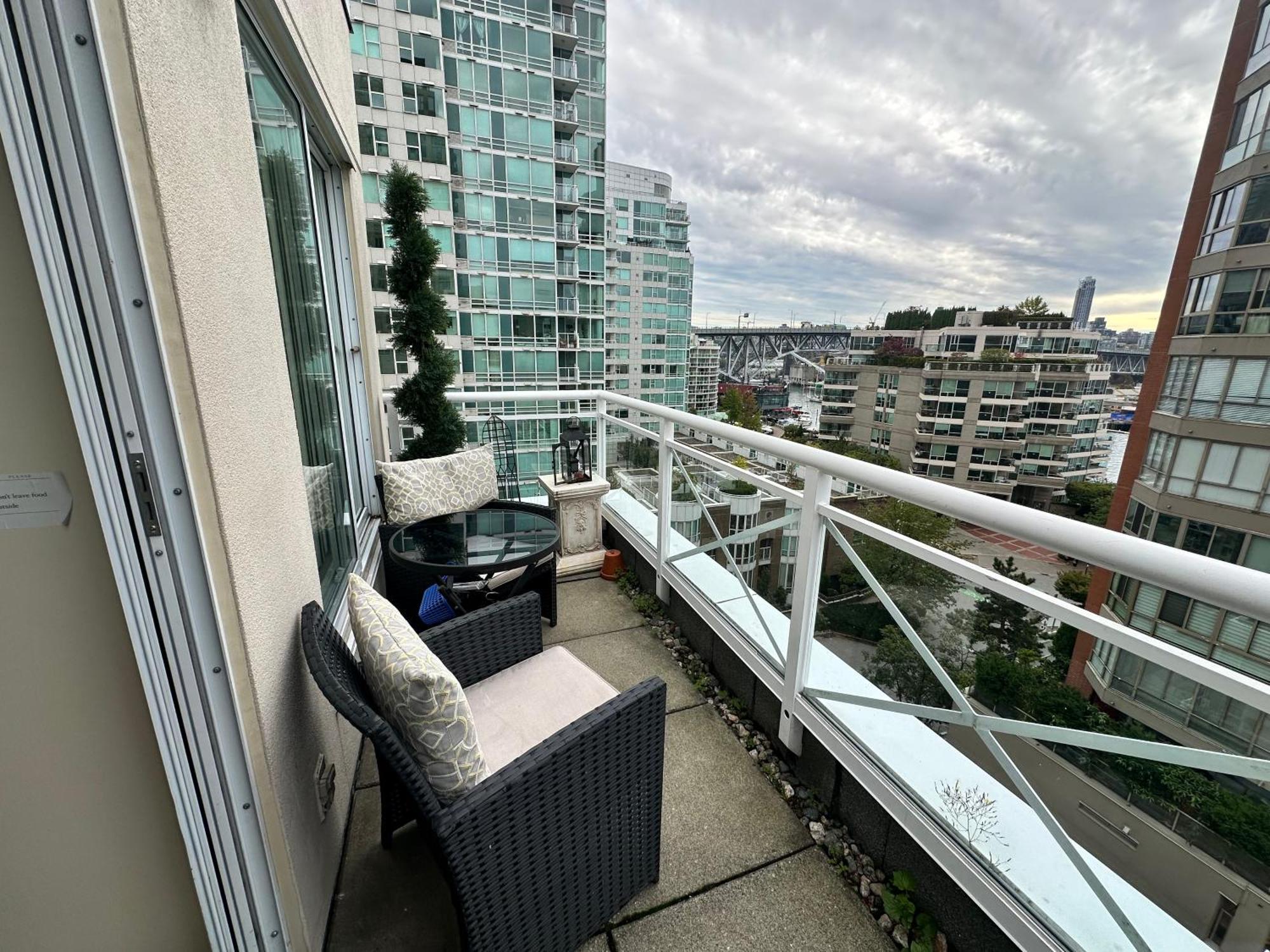 Penthouses Of Beach Ave Vancouver Esterno foto
